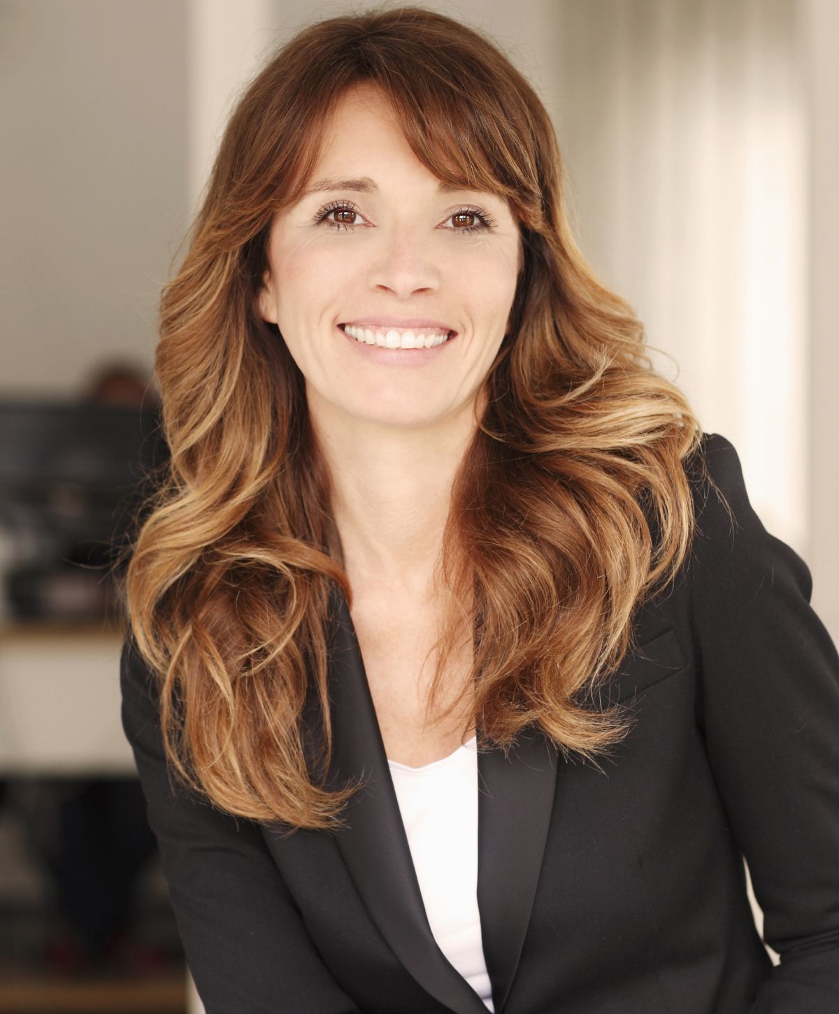 marina del rey zygomatic dental implants model with brown hair