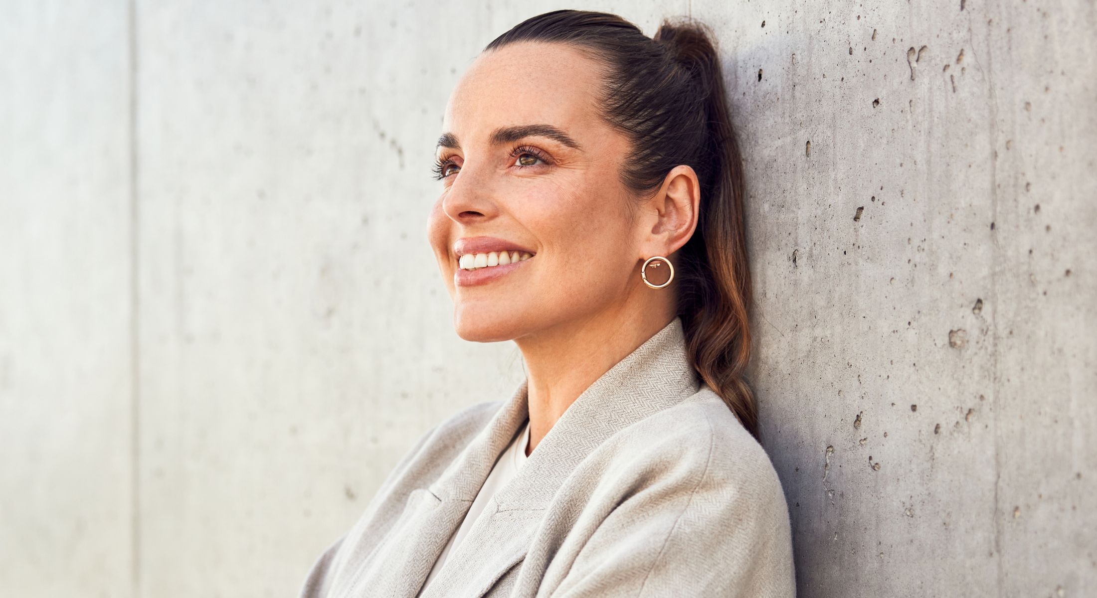 marina del rey zygomatic dental implants model with brown hair